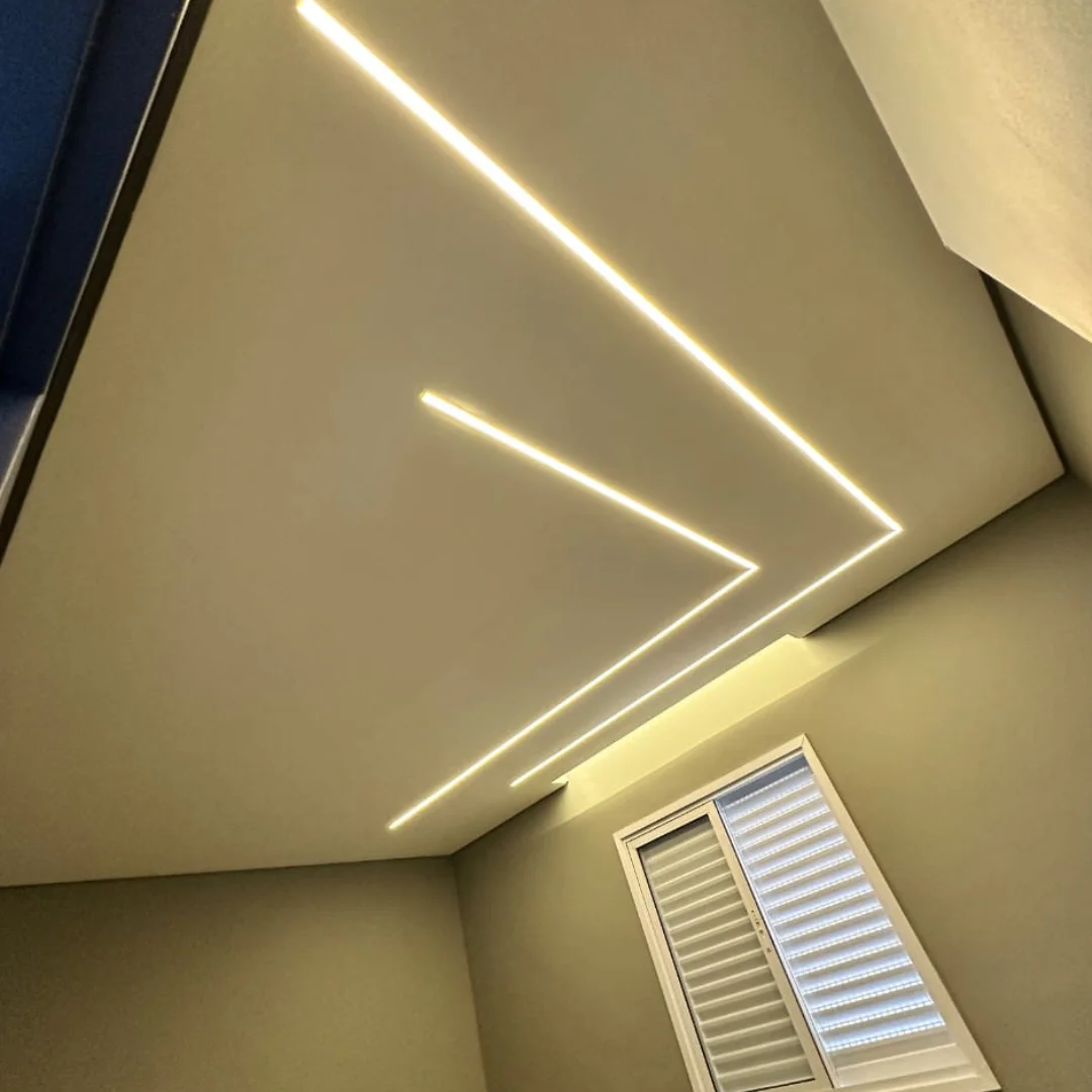 Teto rebaixado de gesso drywall com perfis de LED