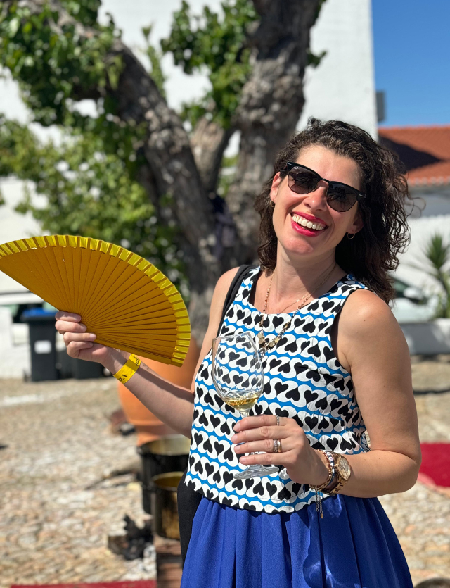 Carol Santos, especialista em enoturismo, no evento Vinho na Vila, em Portugal.