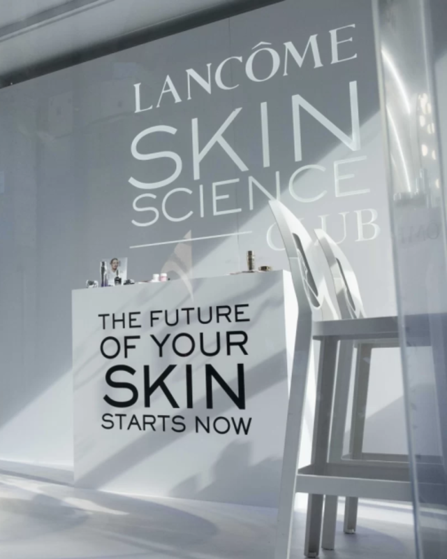 Lancôme Skin Science Club Roma 2025 – il futuro della tua pelle Dettaglio dell’interno del Lancôme Skin Science Club con la scritta “The future of your skin starts now”