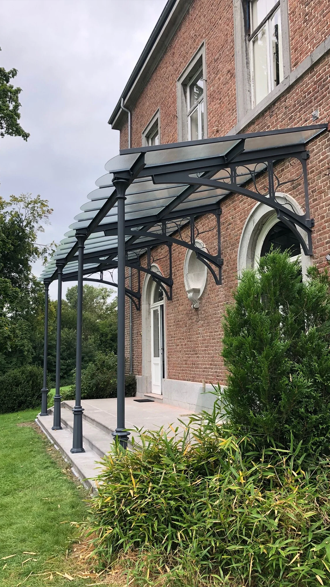 Metalen luifel op maat, architecturale inpassing in Brussel