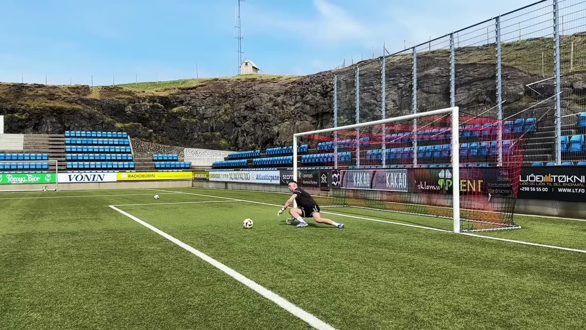 Goalkeeper diving backwards instead of attacking the ball forward