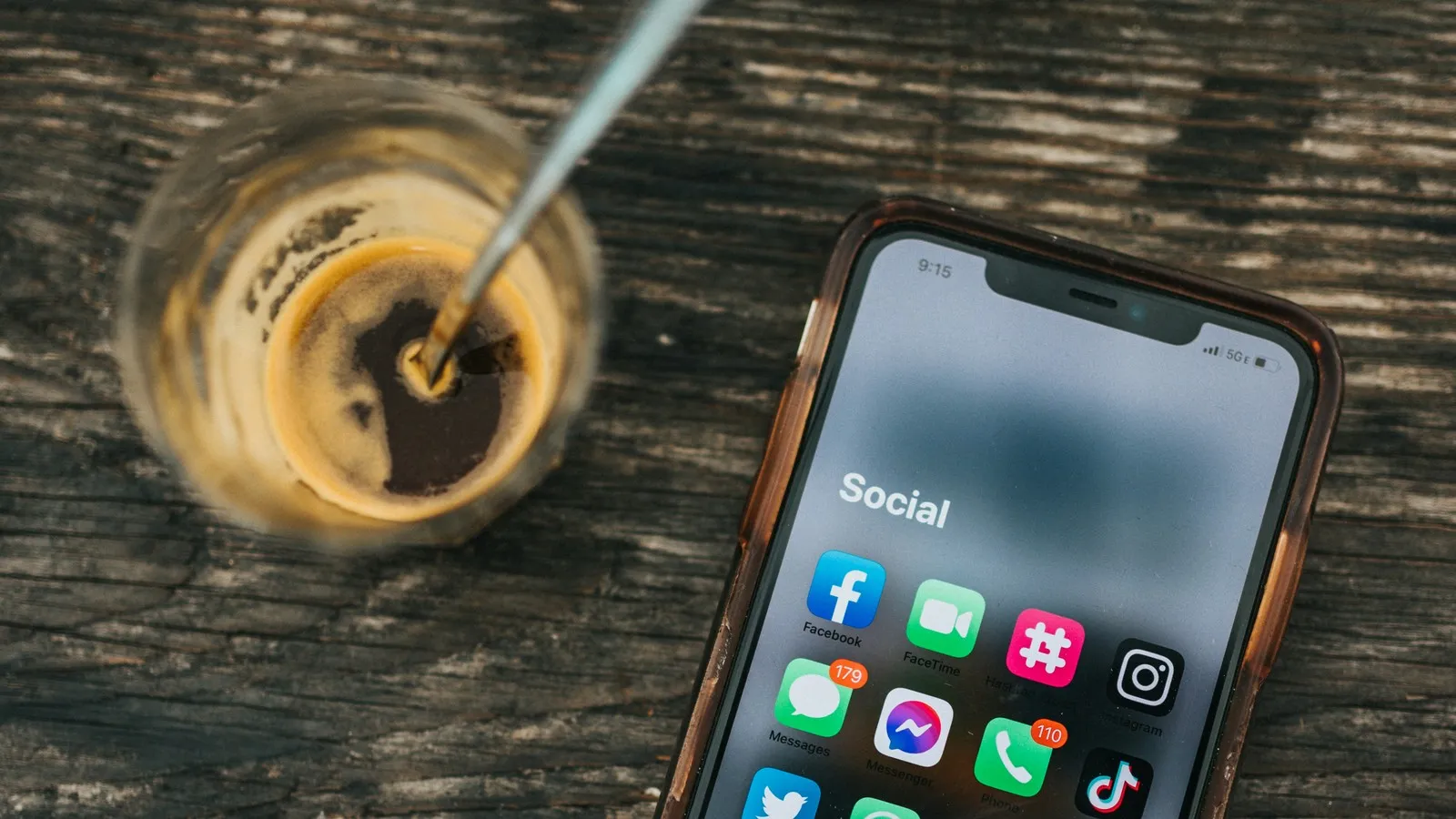 手機螢幕上的社群 App 資料夾，集合 Facebook、Instagram、Messenger、Twitter、TikTok 等多平台，象徵一篇貼文同時發到多個社群平台的多平台發文自動化