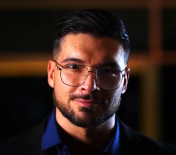 [Bild: Ethan-Calm-Smile.png]