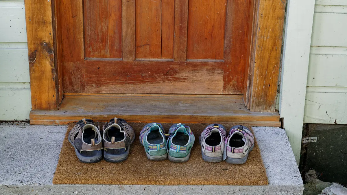 Depozitare Pantofi Exterior: Bancă DIY Practică