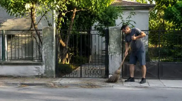 Curățenie în fața porții: obligație legală, nu opțiune. Ce amenzi riști dacă o ignori