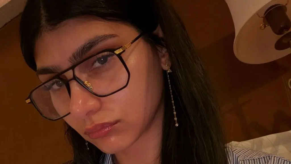 Mia Khalifa face caldura într-un bikini cu fanii care au buzzing