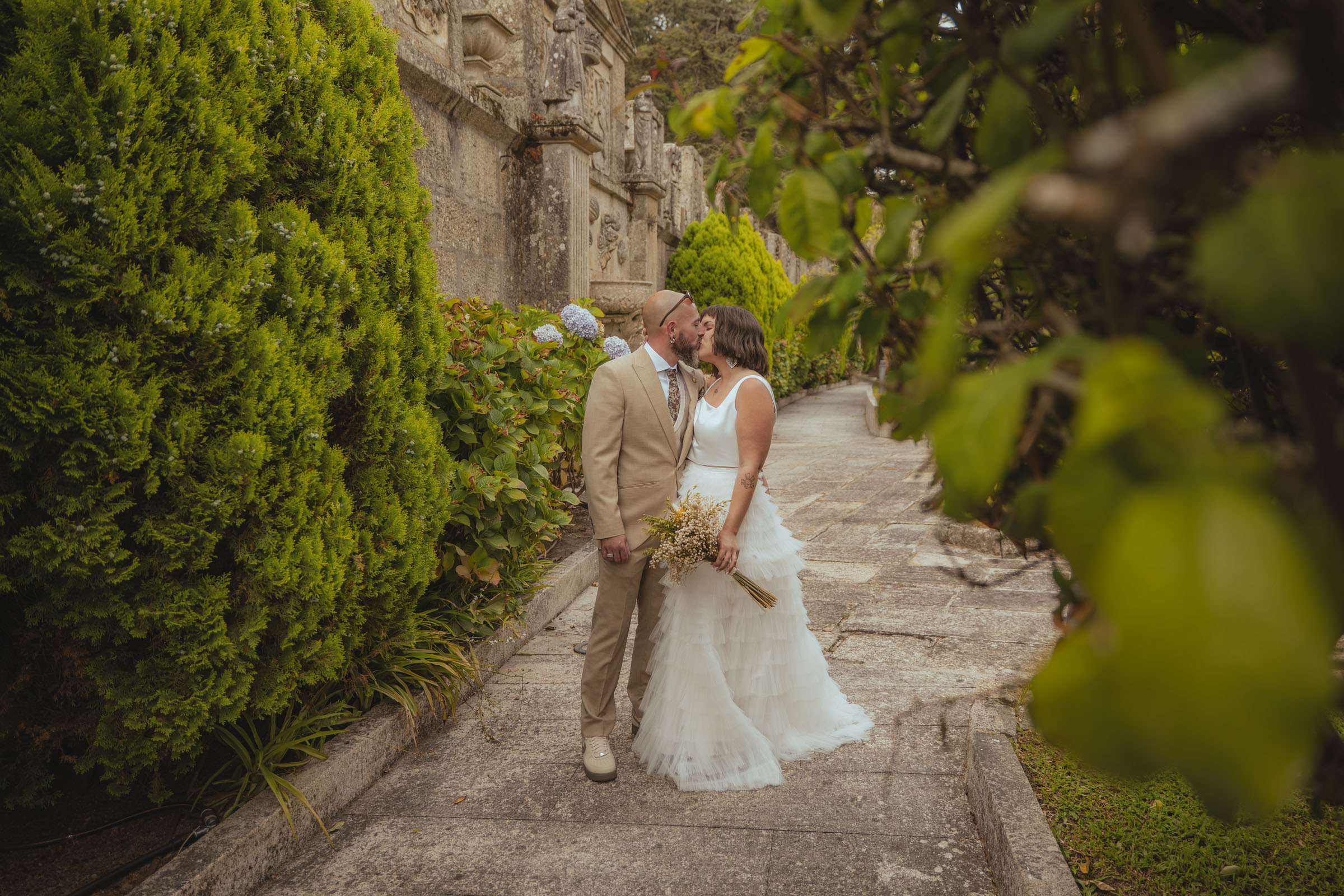 Fotografía de boda en Galicia de Nerea y Hugo durante su reportaje de pareja después de la ceremonia
