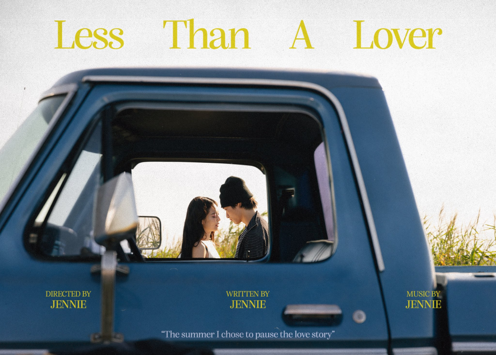 Jennie, Yeni Şarkısı “Less Than a Lover” İçin Aşk Dolu Bir Tanıtım Posteri Yayımladı