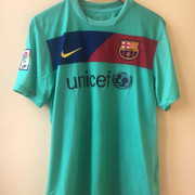 barca-10-away-Messi1