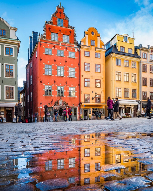 Gamla Stan, cidade medieval de Estocolmo com casas coloridas e ruas de paralelepípedo no inverno