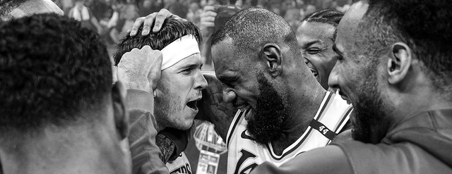 Austin Reaves e LeBron James em partida do Lakers