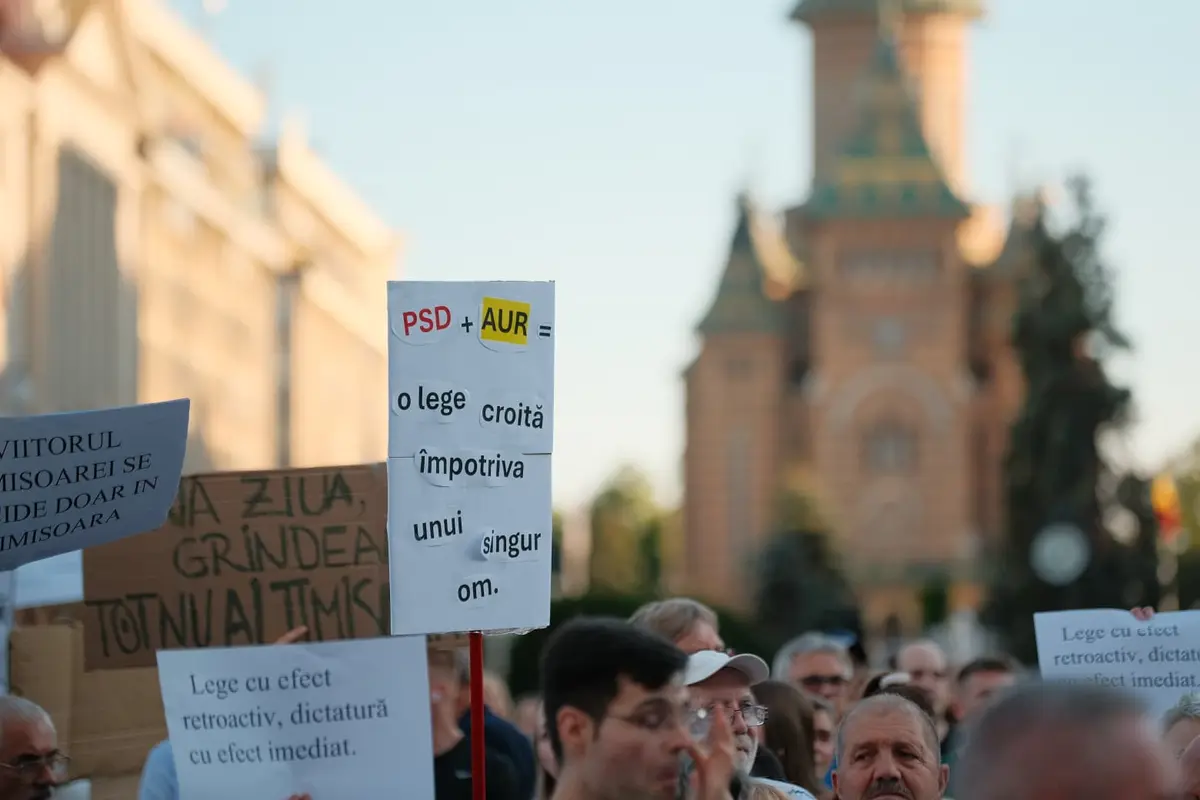 Protest la Timișoara contra deciziei Curții Constituționale care îi retrage mandatul lui Dominic Fritz