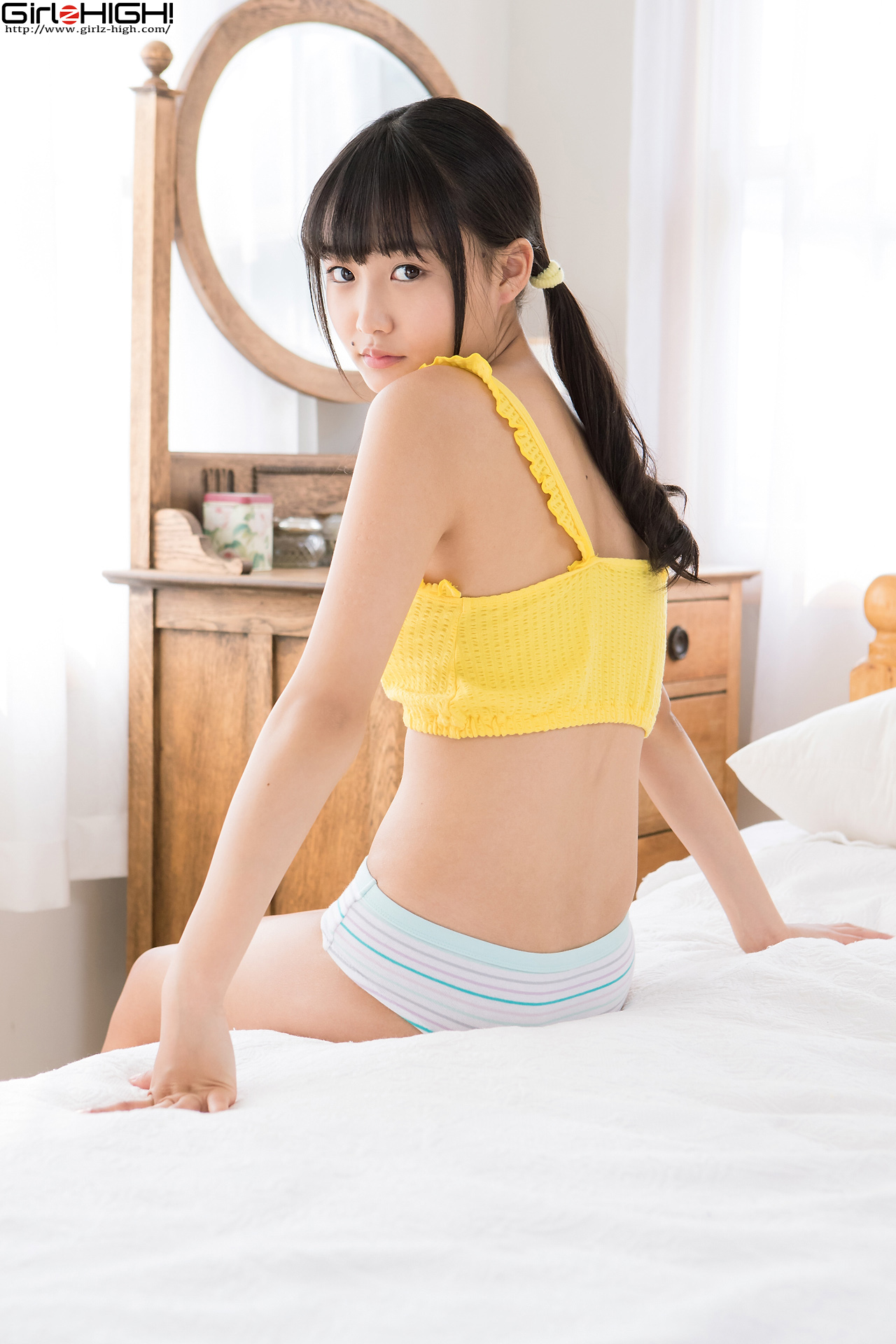 วันจันทร์สีเหลือง กับสาวน้อยวัยใสในชุดนุ่งน้อยห่มน้อย · รูปที่ 1