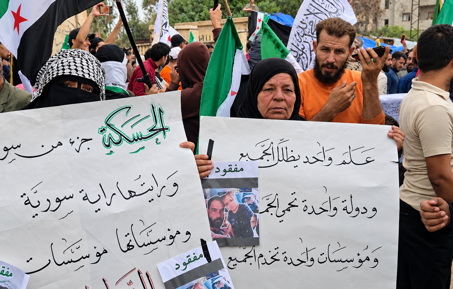 الحسكة ترفع سقف مطالبها.. و«العين السورية» ترصد أصوات المتظاهرين