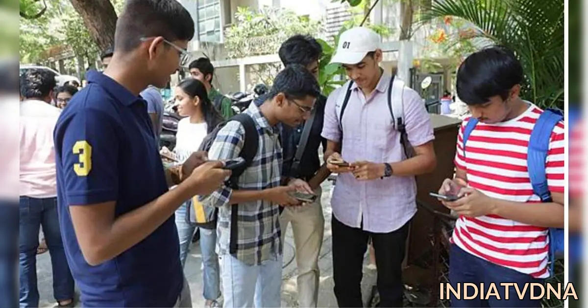 मध्य प्रदेश बोर्ड 12वीं का रिजल्ट 2026 जारी, ऐसे करें चेक... जानिए ताजा अपडेट्स - A Group Of People Standing Around A Building