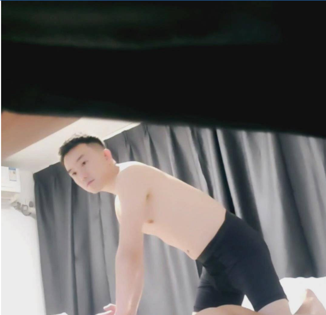 小新偷拍直播勾引按摩师