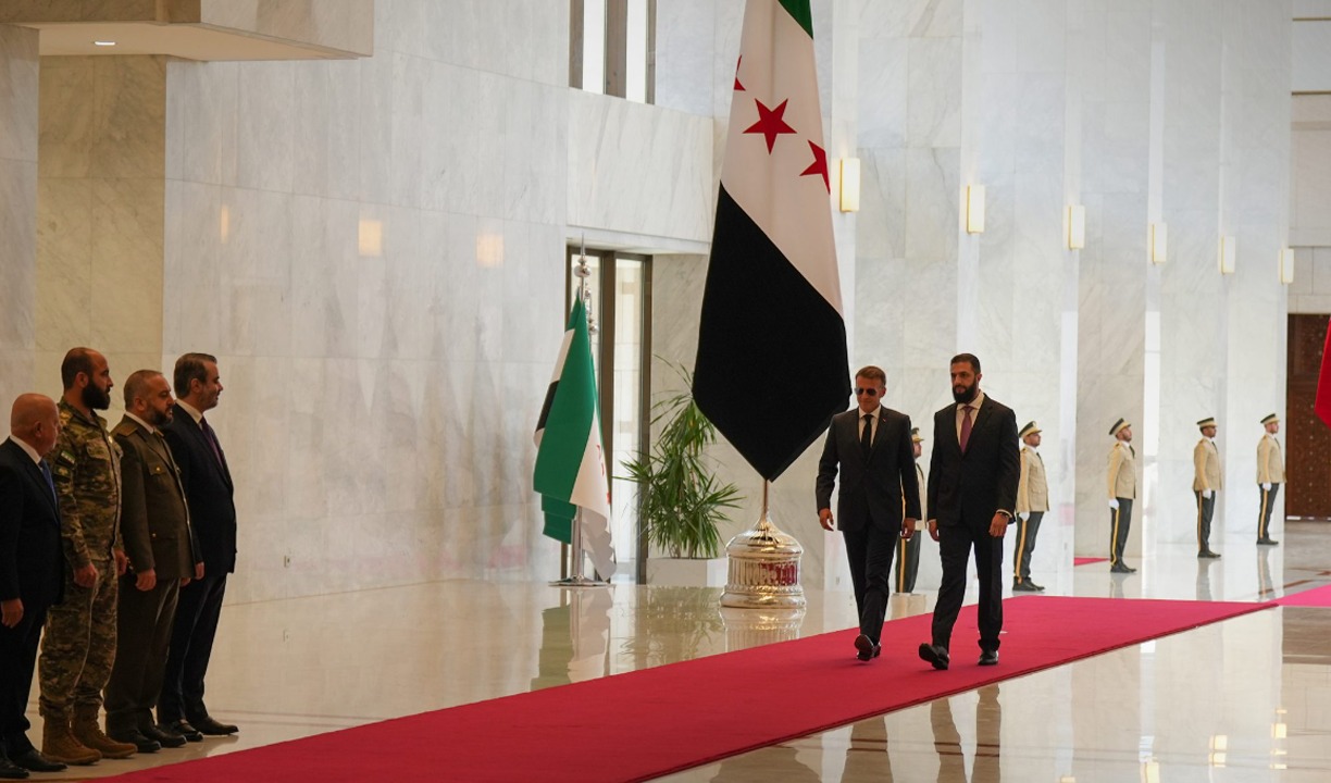 الرئيس الشرع يستقبل نظيره الفرنسي في قصر الشعب بدمشق
