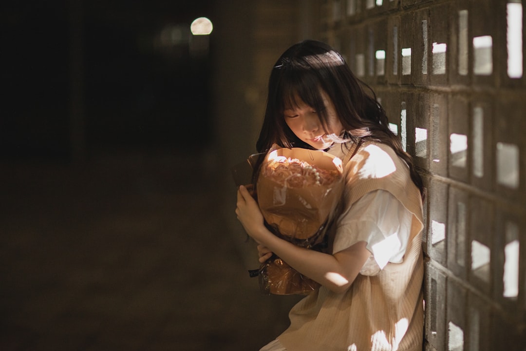 밤늦게 배고픔 느끼는 여성