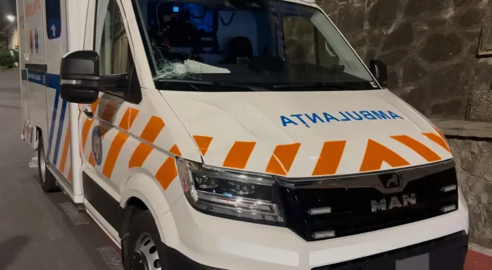 Teroare în Cluj: Ambulanță atacată cu topoare din cauza unui mit viral pe TikTok