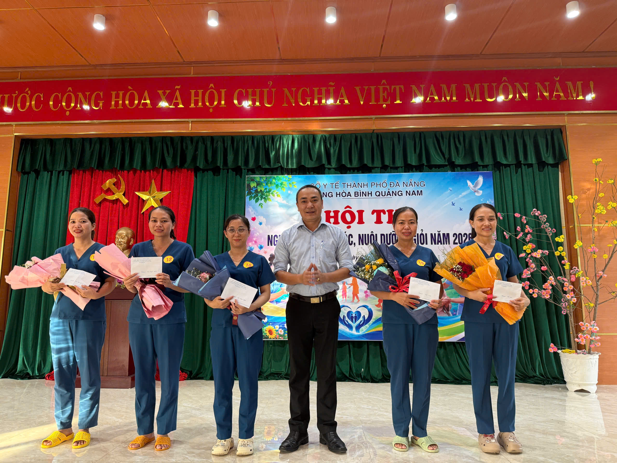 Ông Nguyễn Thành Trung – Giám đốc Làng Hòa Bình Quảng Nam trao giải Nhì, giải Ba và giải Khuyến khích cho các thí sinh đạt thành tích tại Hội thi.