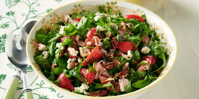 Salată de fragi și rucolă: o rețetă simplă și delicioasă