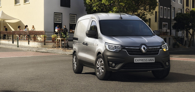 Европейские дилеры компании Renault начали принимать предварительные заказы на новый грузовой универсал повышенной вместимости Express Van.

Новый Express Van, напомним, сменит в модельном ряду Renault Group популярный бюджетный «каблук» Dacia Dokker.В основе конструкции новинки лежит модернизированная версия платформы предшественника, все изменения и нововведения, как заявляет производитель, направлены на улучшение эргономики и повышения практичности автомобиля.

Объем грузового отсека нового Express Van составляет в зависимости от версии от 3,3 до 3,7 куб. м, погрузочная длина пола – 1,91 м.

Для фиксации груза предусмотрены шесть поворотных колец на полу и четыре – на боковинах грузового отсека.

Грузоподъемность автомобиля составляет 780 кг в бензиновой версии и 650 кг – в дизельной.

Сдвижная боковая дверь обеспечивает дополнительный доступ в грузовое отделение через проем шириной 716 мм (по данным производителя, это один из лучших показателей среди автомобилей подобного класса). европейской версии новый Express Van станет оснащаться бензиновым турбомотором 1.3 TCe мощностью 100 л.с. и турбодизелем 1.5 Blue dCi в двух вариантах мощности (75 и 95 л.с.); оба двигателя будут штатно агрегатироваться с 6-ступенчатой механической коробкой передач. Для рынков за пределами Европы предусмотрены бензиновый турбомотор 1.6 Tce (110 л.с.) с 5-ступенчатой «механикой» и турбодизель 1.5 Blue dCi 95, работающий в паре с 6-ступенчатой МКП.

Как заявляют в Renault, с точки зрения эргономики рабочего места водителя новый Express Van сделал ощутимый шаг вперед по сравнению с предшественником: автомобиль получил полностью переработанную переднюю панель со множеством отсеков для хранения мелких вещей (их суммарный объем достигает 48 л), новые руль и сиденья, а также современное мультимедийное оборудование.Базовый «каблук» оснащен аудиосистемой Radio Connect R&Go, в более «продвинутых» версиях доступна фирменная мультимедиа-система Easy Link с 8-дюймовым дисплеем и функцией «отзеркаливания» смартфона; система Easy Link будет доступна в двух вариантах: с «навигацией» и без нее. Для зарядки гаджетов и подключения внешних устройств предусмотрены три USB-разъема и четыре 12-вольтовых розетки, одна из которых расположена в грузовом отсеке автомобиля. Express Van оснащен также камерой заднего вида, системой контроля слепых зон и другими электронными «помощниками» водителя.

Цены и комплектации нового Renault Express Van будут объявлены в марте нынешнего года в рамках официальной презентации автомобилей семейств Kangoo и Express нового поколения. В продажу в Европе и за ее пределами Express Van 2021 модельного года поступит в апреле.