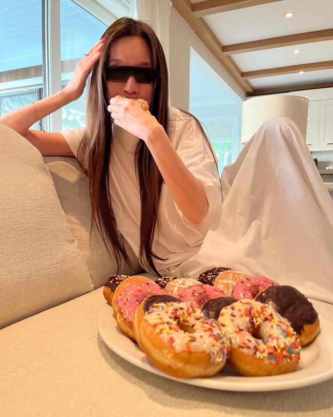La diseñadora le dijo a Flash de Fama Style que todavía disfruta de Dunkin' Donuts.Instagram/@verawang