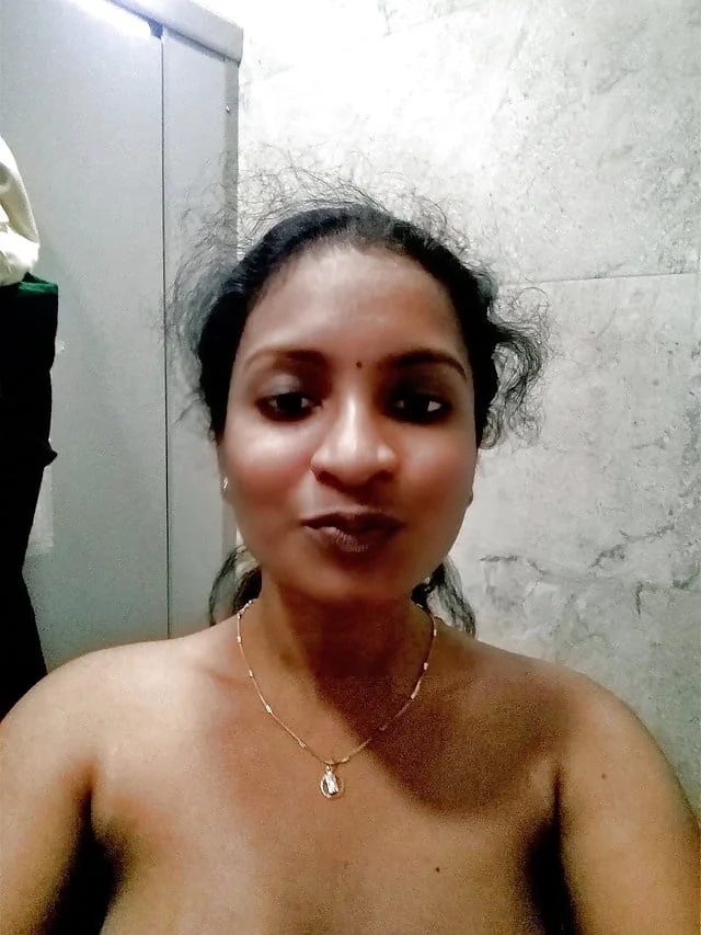 topless-Tamil-girlfriend-pics.webp