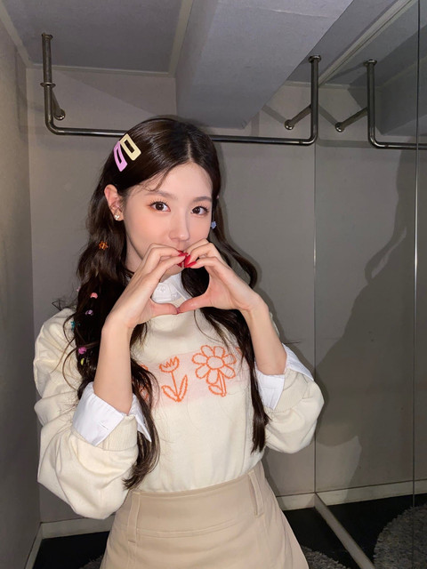(G)-IDLE-Miyeon 曺薇娟.jpg