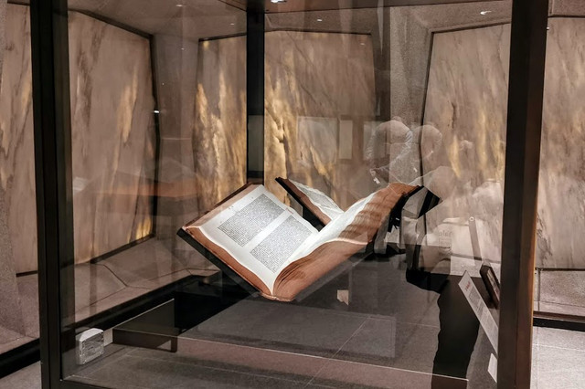 7-yale-bible.jpg