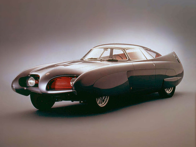 1953 Alfa Romeo BAT 5
История успеха Giulietta Sprint в 1953 и 1954 годах была не единственной вещью, принесшей Бертоне известность и богатство в то время. В середине 50-х годов репутация строителя кузовов в Турине во многом обязана революционной линейке BAT 5, а затем BAT 7 и BAT 9. Berlinetta Aerodinamica Tecnica 5 или BAT 5 черпает свое общее вдохновение из 1952 года. Купе Abarth 1400 и его механика от Alfa 1900 Sprint. Аббревиатура стала большим хитом в англоязычном мире, потому что машина на самом деле напоминала летучую мышь, с формой хвоста, намекающей на два заправленных крыла.Дизайн модели был основан на исследовании аэродинамики. Форма передней части фактически направлена ​​на устранение проблемы нарушения воздушного потока на высоких скоростях. Конструкция также направлена ​​на то, чтобы покончить с любым дополнительным сопротивлением, создаваемым вращением колес, а также на создание структуры, которая создала бы наименьшее количество возможных воздушных вихрей. На практике эти строгие критерии позволят автомобилю развивать скорость до 200 км / ч при установленном в стандартной комплектации двигателе мощностью 100 л.с. Дизайн, который придумал Бертоне, был для очень легкого автомобиля (1100 кг), идеального для обтекаемости, с боковыми окнами под углом 45 градусов относительно кузова автомобиля и большим ветровым стеклом, которое идеально вписывается в почти плоский крыша. Самая удивительная часть автомобиля должна быть хвостом, с длинным задним ветровым стеклом, разделенным тонкой колонной, и два плавника, сужающиеся вверх и слегка внутрь, для высокоэстетичной отделки. Не было недостатка в положительных откликах: автомобиль сразу поразил своей аэродинамикой и замечательной стабильностью на высоких скоростях. Бертоне решил проблему аэродинамической устойчивости, создав автомобиль с отличным индексом проникновения.В деталях
представленный	Ричард Оуэн
двигатель	Inline-4 из чугуна с головкой из легкого сплава
смещение	1975 куб.см / 120,5 дюйм³
расточка	84,5 мм / 3,33 дюйма
Инсульт	88 мм / 3,46 дюйма
компрессия	8.0: 1
мощность	85,8 кВт / 115 л.с. при 5500 об / мин
удельный вывод	58,23 л.с. на литр
размер тормоза f	мм / дюйм
размер тормоза r	мм / дюйм
передаточные числа	: 1
максимальная скорость	~ 180 км / ч