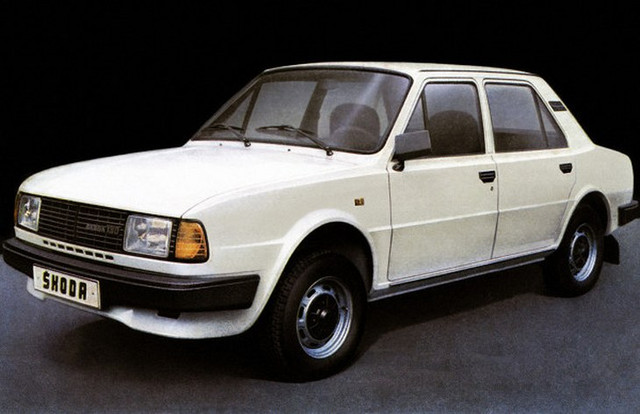 Заднеприводный заднемоторный седан Skoda 130 был представлен в 1984 году. Этот автомобиль, спроектированный на базе модели 105/120, оснащался 1,3-литровым мотором мощностью 58 л. с.

В 1987 году машина была модернизирована, стала чуть мощнее (1,3 литра, 62 л. с.) и получила название Skoda 136. А в 1988 году модель 130 с 58-сильным двигателем была переименована в «Шкоду 135».

Кроме седана выпускалась и версия с кузовом купе — Skoda Rapid.