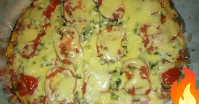 Фото Пицца по-итальянски (с колбасой и маринованными огурцами)