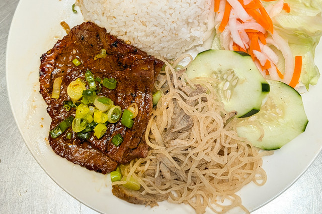 Broken-Rice-with-Grilled-Beef-Shredded-Pork