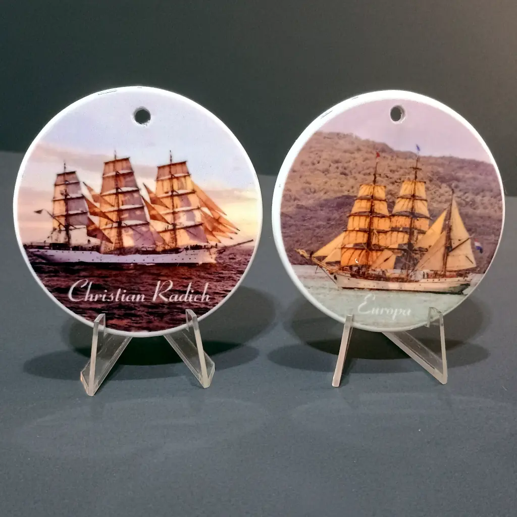 Par de Enfeites Medalhão de Porcelana Veleiros Históricos Christian Radich e Europa.