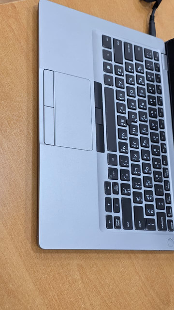 صورة لابتوب Dell 5410 أثناء التشغيل