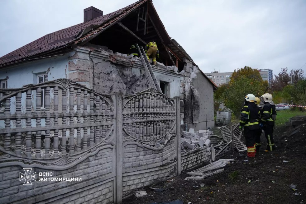 Наслідки обстрілу Житомира 22 жовтня показали рятувальники ДСНС: руйнування будинків і травмовані люди