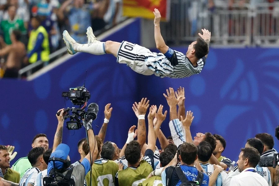 Messi nghẹn ngào sau màn ngược dòng kịch tính trước Ai Cập