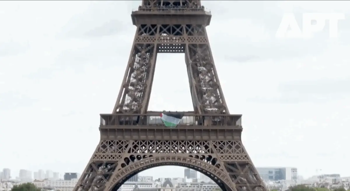 Activiști pro-Palestina atârnă drapel pe Turnul Eiffel