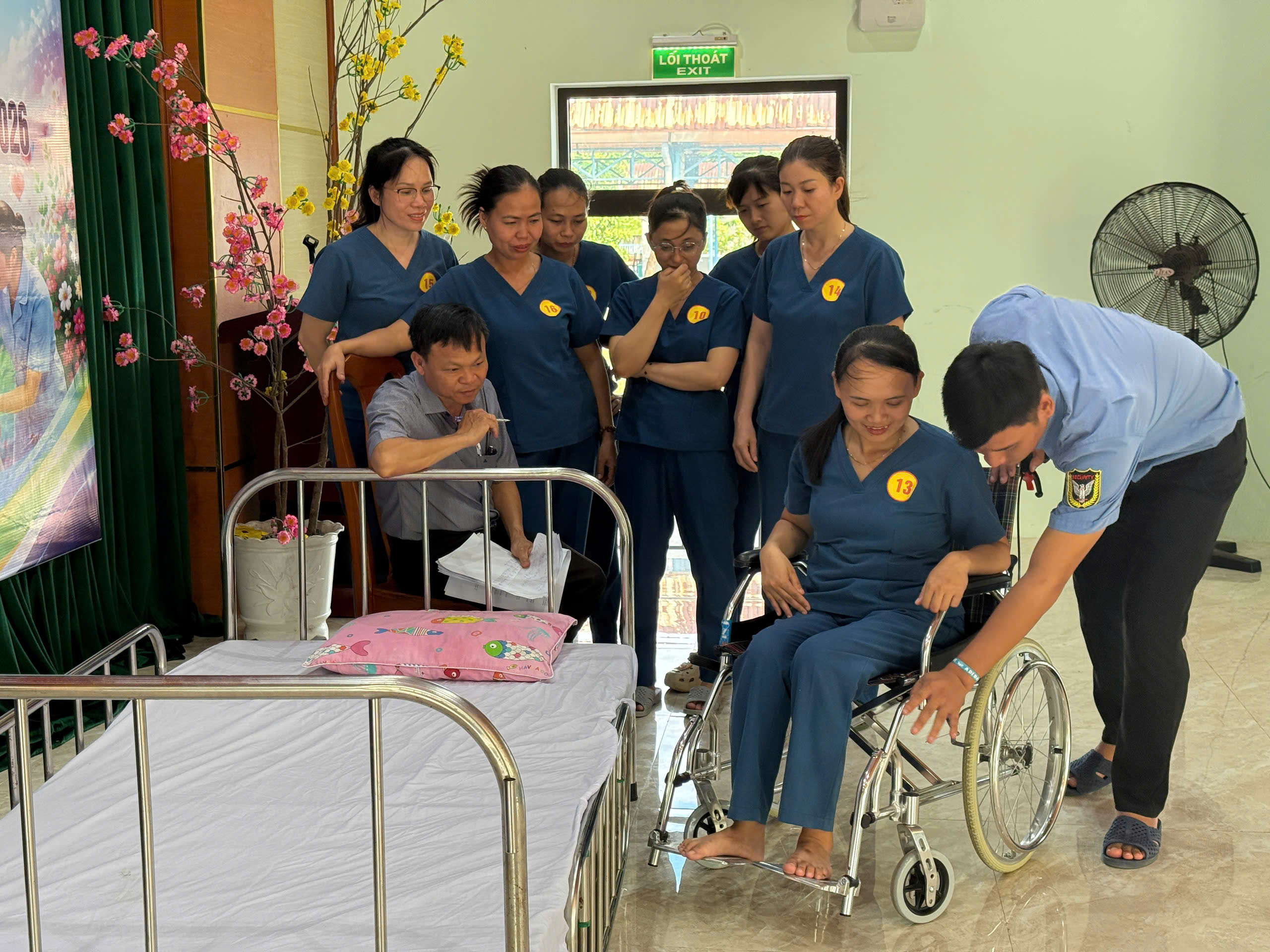 Thí sinh dự thi phần thi kỹ năng chăm sóc, nuôi dưỡng