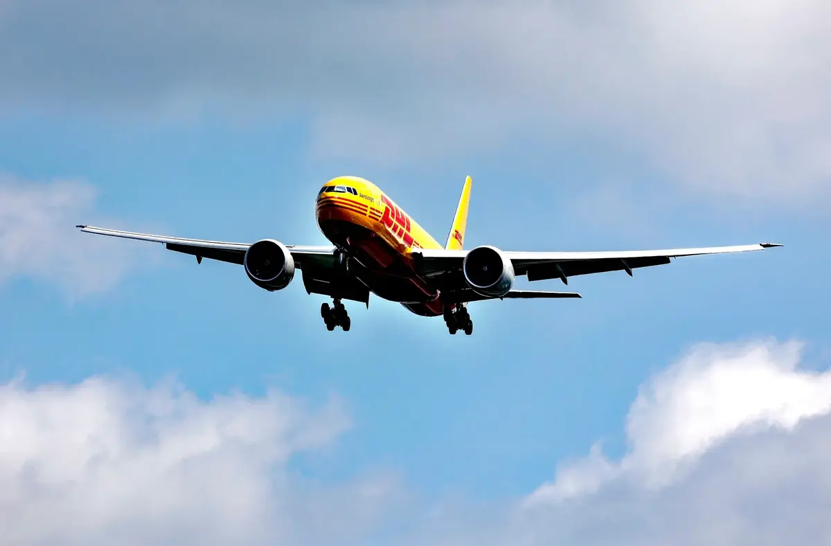 Incident misterios la Leipzig: Avion DHL, forțat să aterizeze după un impact în zbor