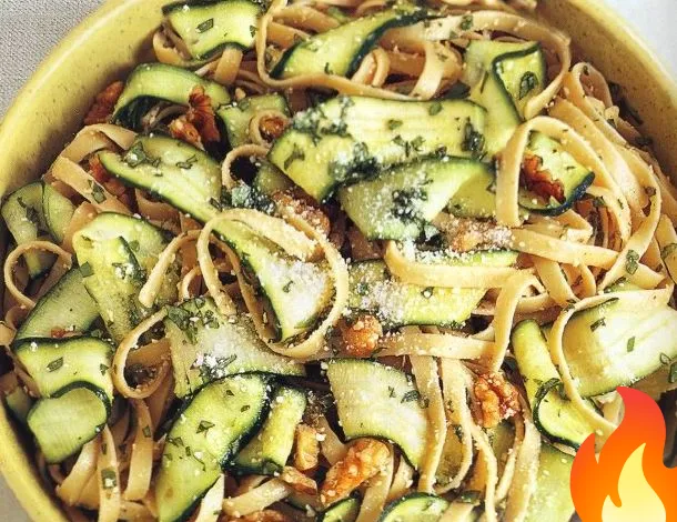 Постер Феттучини с цуккини и грецкими орехами