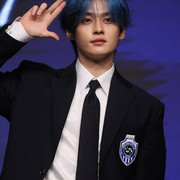 Stray Kids' Lee Know Suffers Ankle Injury Immediately After '2025 MAMA Awards' Performance... "Diagnosed with Sprain, Focus on Rest"