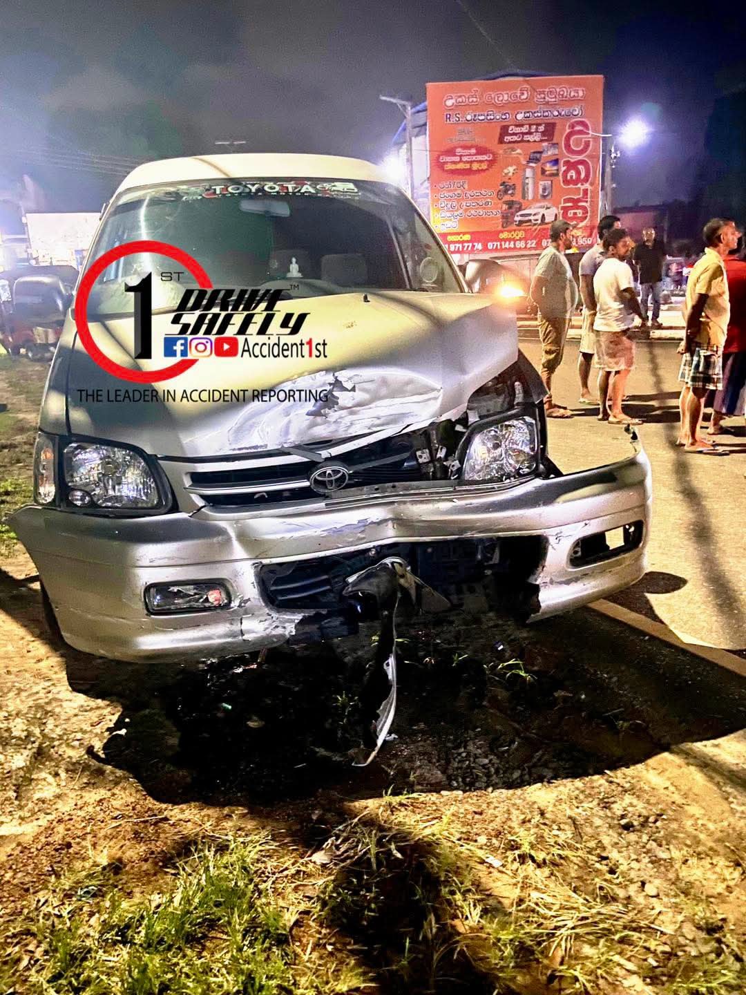 பொல்கசோவிட, ரிலாவல எரிபொருள் நிரப்பு நிலையத்திற்கு அருகில் காரும் வேனும் மோதி விபத்துக்குள்ளானதில் கார் வீதியில் கவிழ்ந்தது.