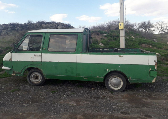 Для олимпиады-80 Рижская Автобусная Фабрика изготовила специальные варианты микроавтобусов РАФ, среди которых были и пикапы. Это грузовички РАФ-2909, оснащенные двухрядной кабиной и предназначенные для технической поддержки велогонок.На открытой бортовой платформе могли размещаться до четырех запасных велосипедов. Примечательно, что в грузовой отсек можно было попасть через сдвижную дверь в задней стенке кабины.Так вот из 90 изготовленных для Олимпиады-80 пикапов один дожил до наших дней. Уникальную машину обнаружили в Армении. Конечно, машина нуждается в реставрации, однако у нее все родное и она на ходу. Более того, машина выставлена на продажу всего за 5300 долларов.