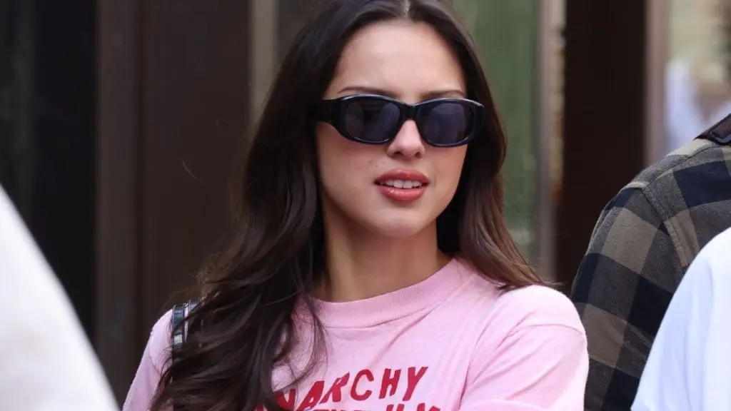 Momentul stilului londonez al lui Olivia Rodrigo