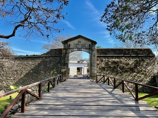 Vista aérea de Colonia del Sacramento, Uruguay – ciudad Patrimonio de la Humanidad por la UNESCO que ofrece oportunidades de inversión inmobiliaria de primer nivel con encanto histórico y vida junto al río.