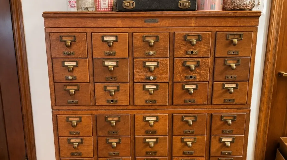 Inspirați o viață nouă în catalogurile de cărți vintage