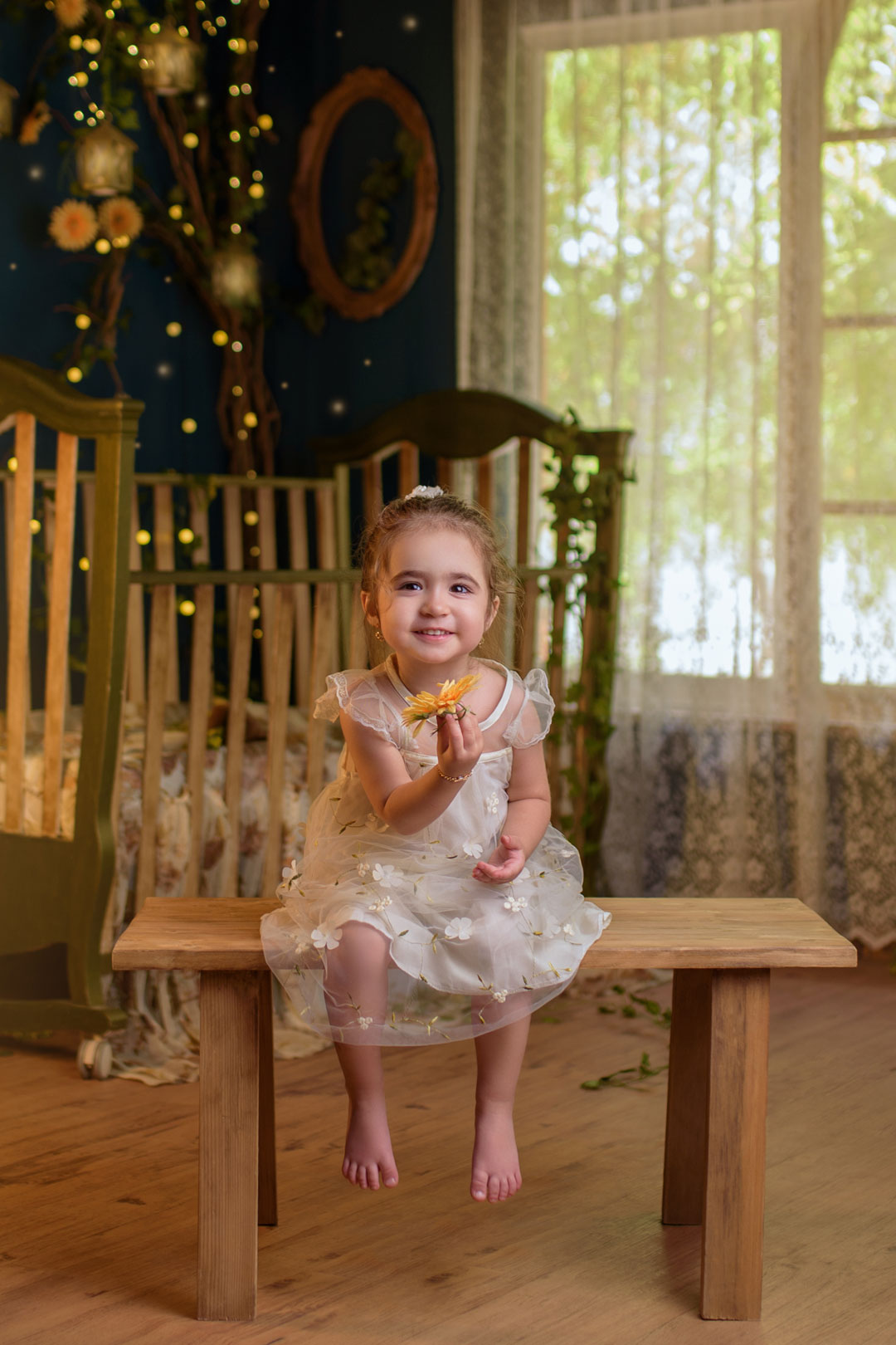 آتلیه کودک نویسا مشهد - عکاسی کودک با دکور مینیمال و نور نرم در فضای داخلی