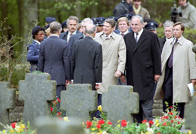 1985 Reagan i Kohl Bitburg.jpg